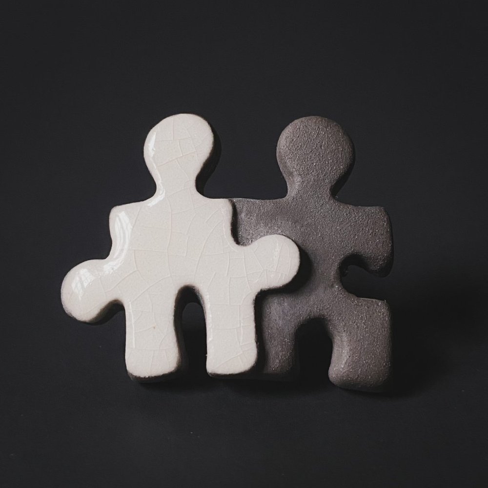 Vintage 1993 Ceramic White and Grey Enamel Interlocking Puzzle Piece Brooch - Picture 2 of 7